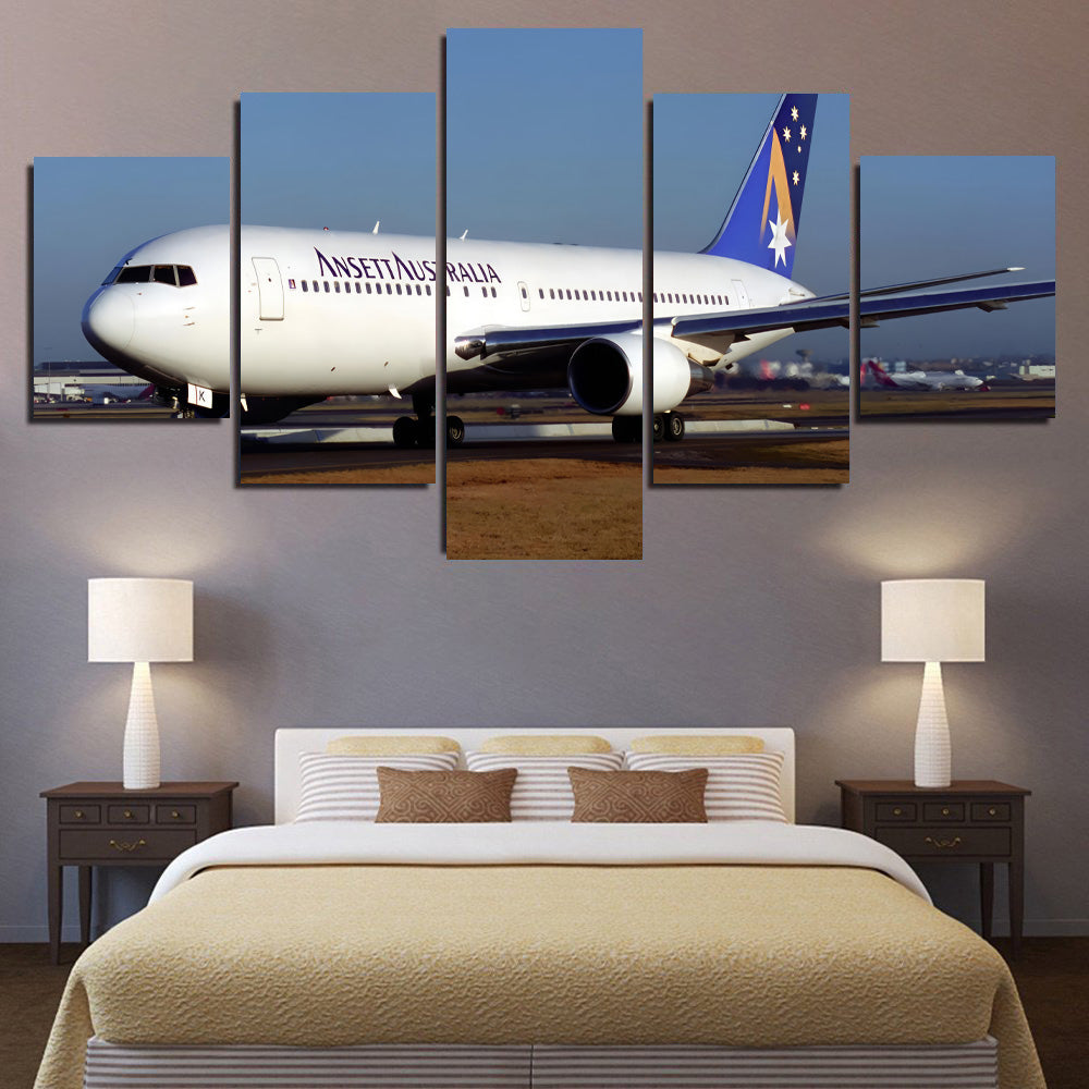 Ansett 767 Taxiing 302