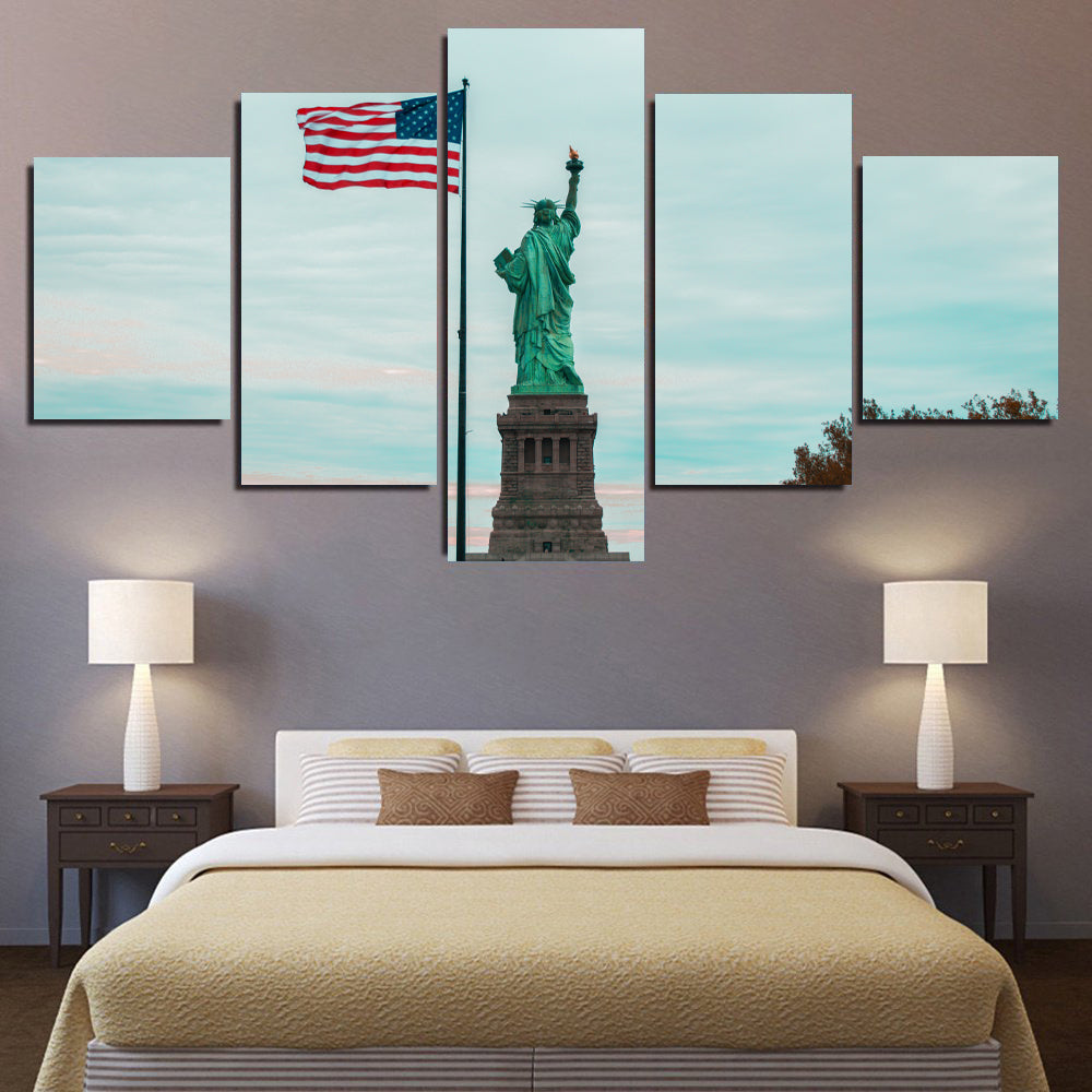 Statue of Liberty and the American Flag 1JP500