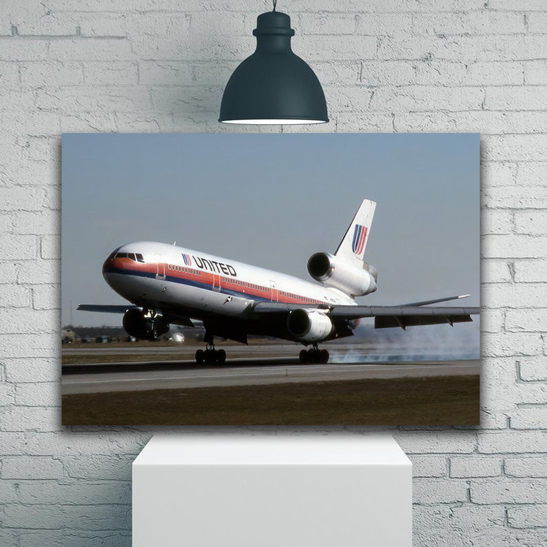 United Airlines DC- 10 Touching Down 1JP524