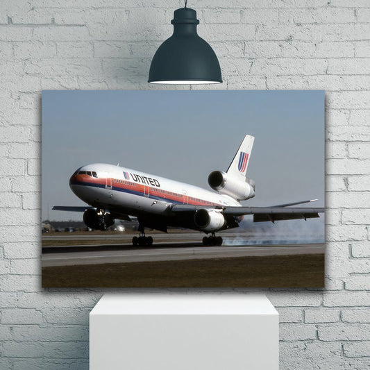 United Airlines DC- 10 Touching Down 1JP524