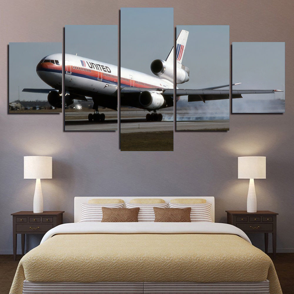 United Airlines DC- 10 Touching Down 1JP524