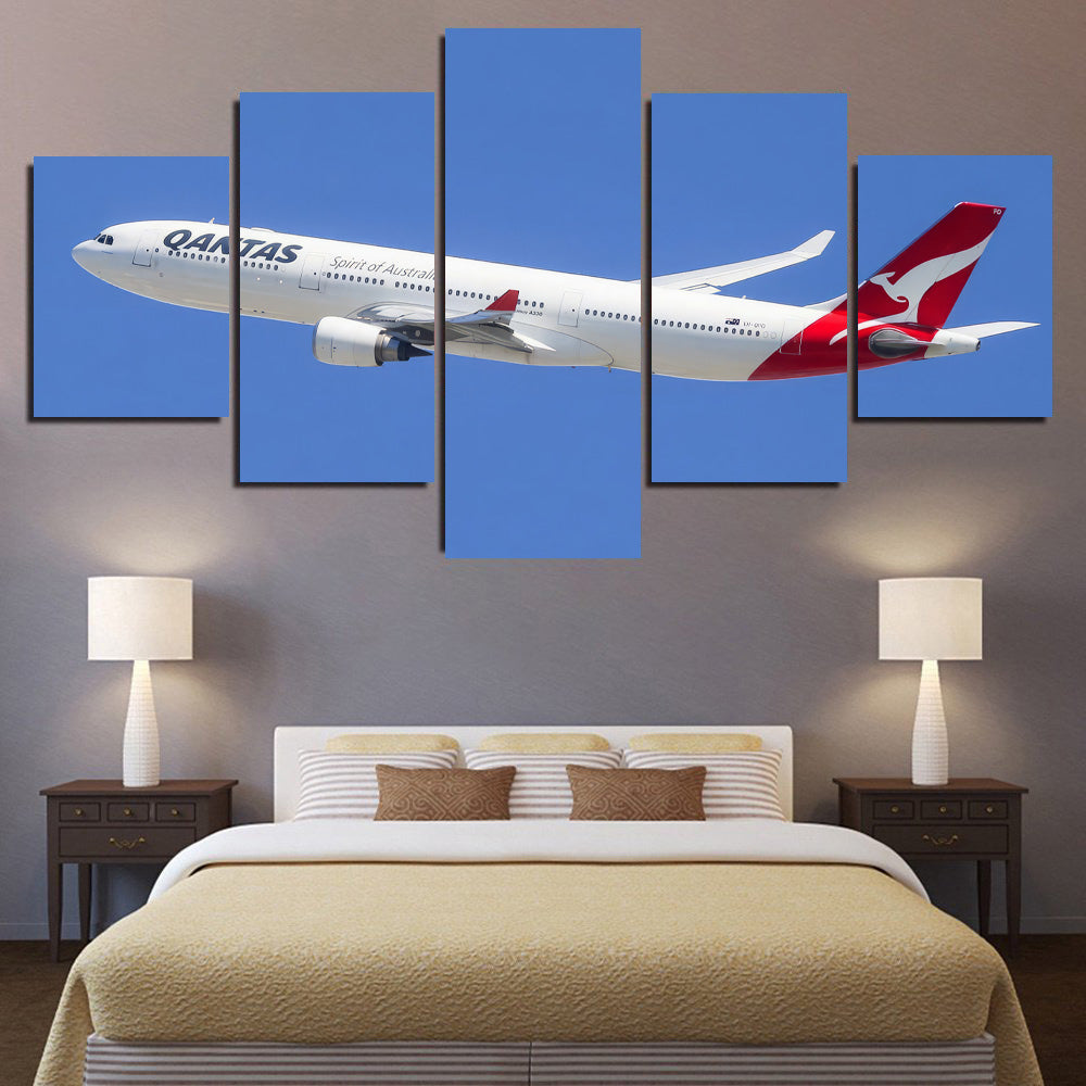 Qantas A330 Departing 1JP525