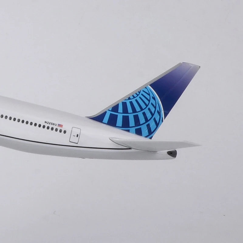 47cm 1/160 LED & Non LED United Airlines Boeing 777-300 Livery Model Plane