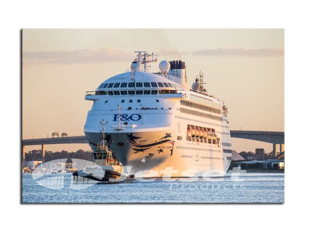 Cruise Ship on the Brisbane River 1PGR001