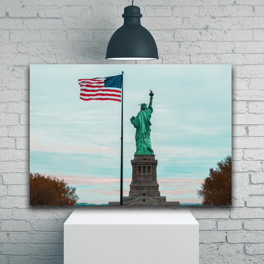 Statue of Liberty and the American Flag 1JP500