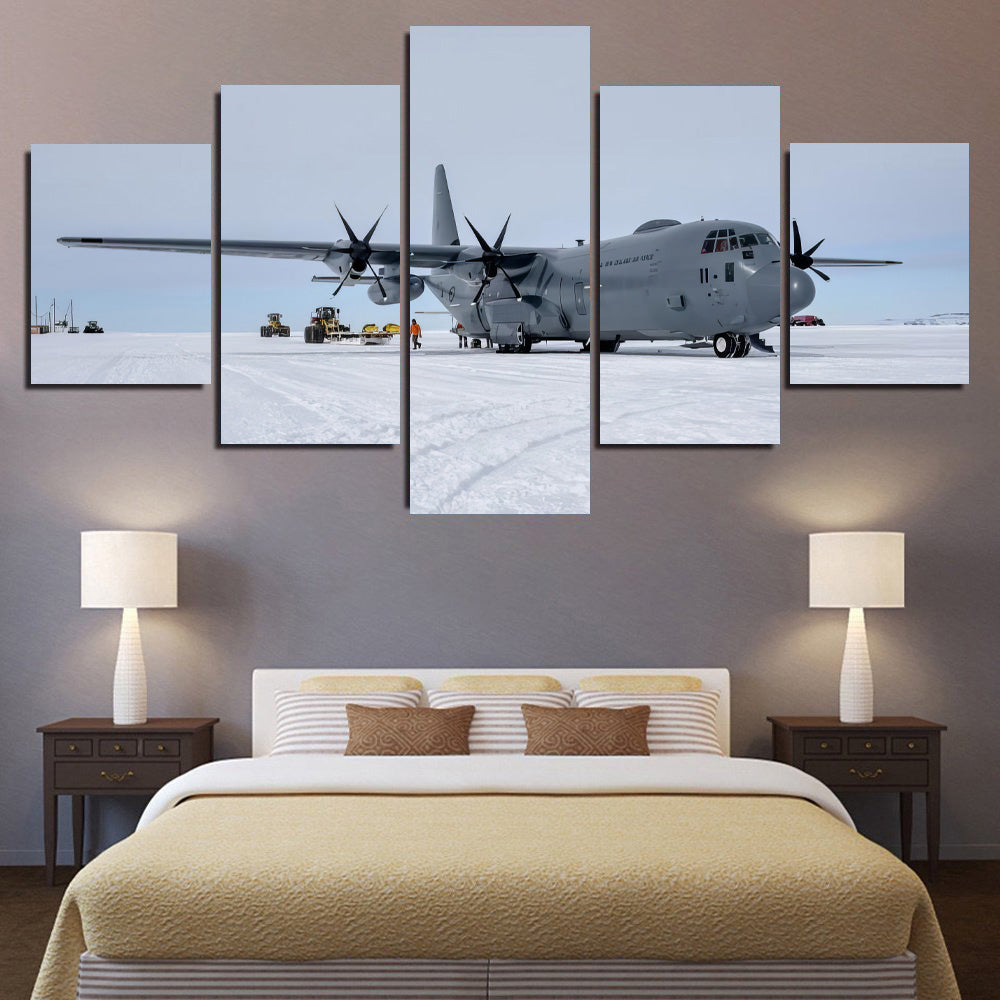 RNZAF Hercules C-130 in Antarctica 1JP555
