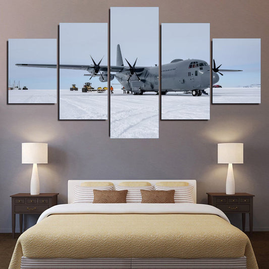 RNZAF Hercules C-130 in Antarctica 1JP555