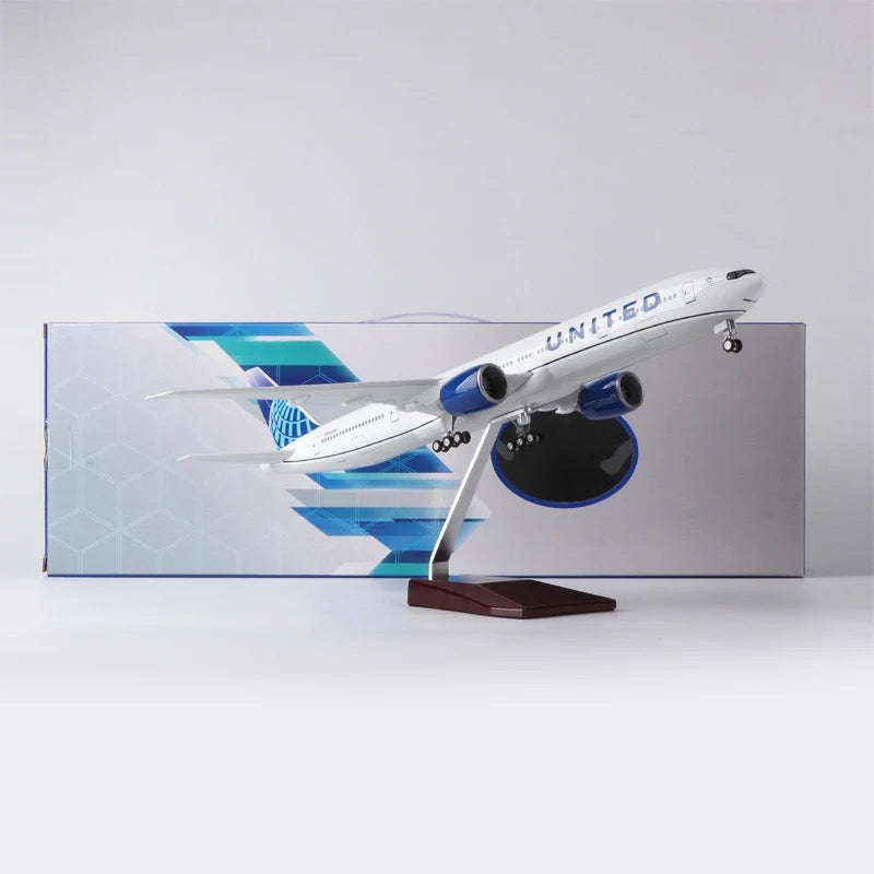 47cm 1/160 LED & Non LED United Airlines Boeing 777-300 Livery Model Plane