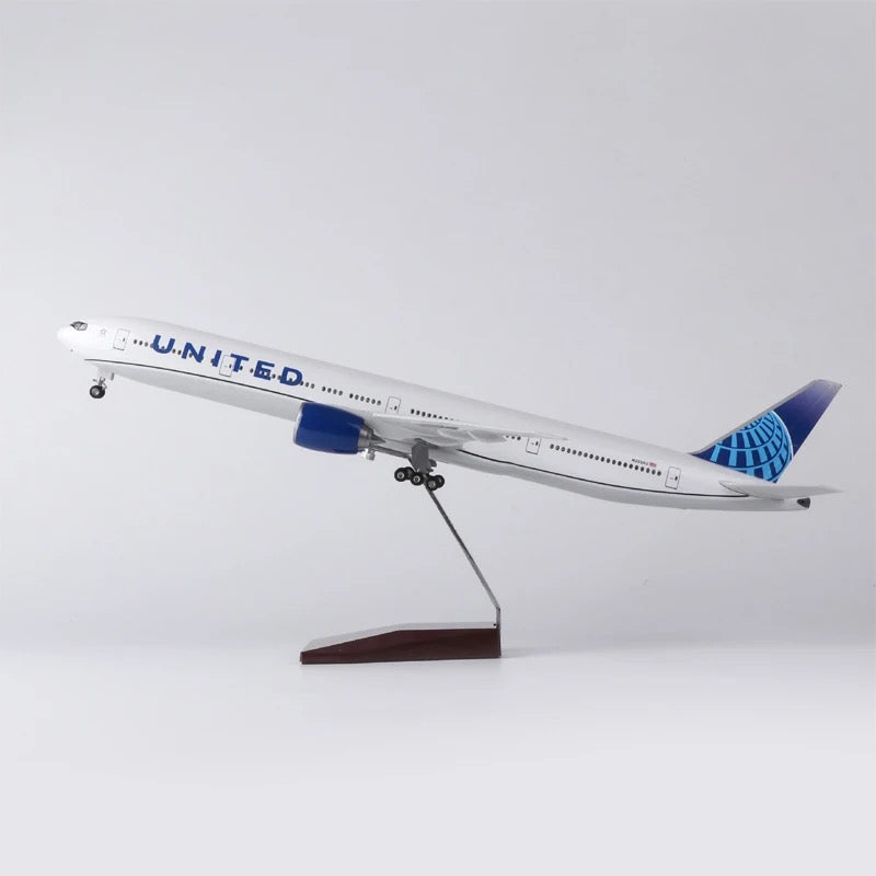 47cm 1/160 LED & Non LED United Airlines Boeing 777-300 Livery Model Plane