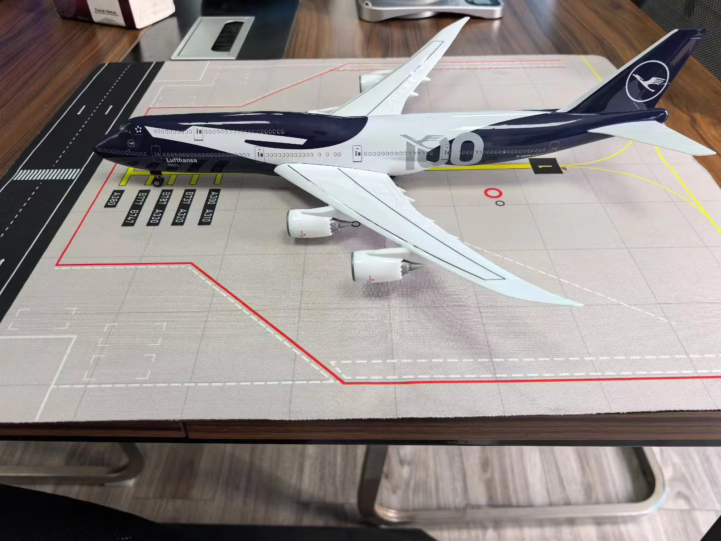 Lufthansa Boeing 747-400 80 Years Livery 47cm 1/160 LED & Non LED Model Plane