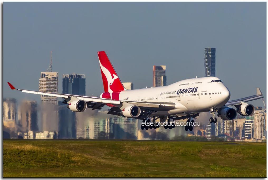 Qantas 747-400 Landing in Brisbane 1PGR012